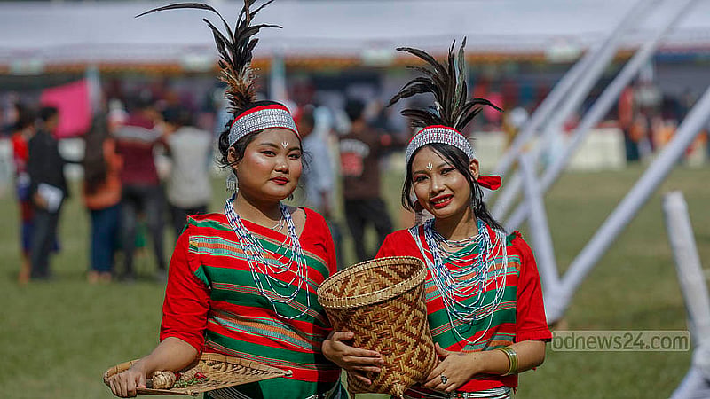 ঢাকার বনানী বিদ্যানিকেতনে শুক্রবার ওয়ানগালা উৎসবে গারো আদিবাসীদের ঐতিহ্যবাহী পোশাকে আসা দুই তরুণী
