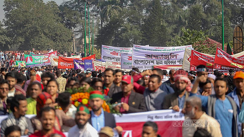 বিজয় দিবসে সোমবার সাভার জাতীয় স্মৃতিসৌধে ব্যানার ও প্ল্যাকার্ড হাতে হাজারো মানুষের ঢল