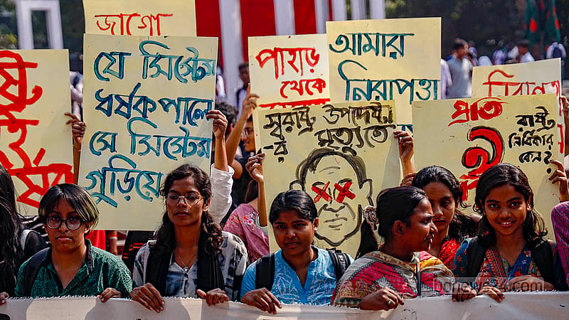 ‘ধর্ষণ ও নিপীড়নের বিরুদ্ধে বাংলাদেশ’ ব্যানারে সোমবার দুপুরে কেন্দ্রীয় শহীদ মিনারে পদযাত্রার আগে প্ল্যাকার্ড হাতে নারীরা