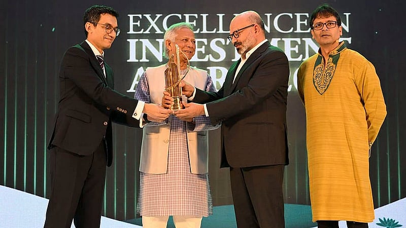 অন্তর্বর্তী সরকারের প্রধান উপদেষ্টা মুহাম্মদ ইউনূসের হাত থেকে বিদেশি বিনিয়োগ ক্যাটাগরিতে ‘এক্সিলেন্স ইন ইনভেস্টমেন্ট অ্যাওয়ার্ড’ নেন মোবাইল আর্থিক সেবাদাতা প্রতিষ্ঠান বিকাশের প্রধান নির্বাহী কর্মকর্তা কামাল কাদির