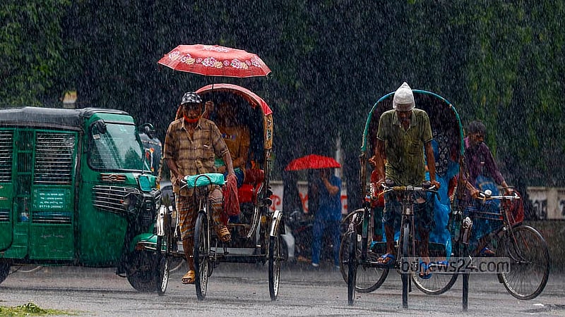 হঠাৎ বৃষ্টিতে রিকশায় বৃষ্টি থেকে বাঁচতে ছাতা হাতে এক যাত্রী