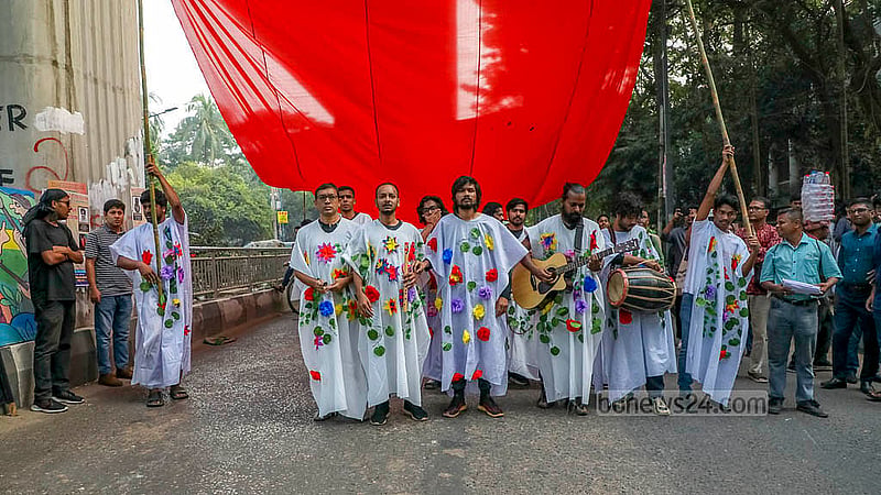 গণআন্দোলনের স্মৃতি তুলে ধরে শনিবার ঢাকা বিশ্ববিদ্যালয়ে ‘লাল মজলুম’ গণপরিবেশনায় জাতীয় কবি কাজী নজরুল ইসলামের বিদ্রোহী কবিতা বিভিন্ন আঞ্চলিক বাংলা ও চাকমা ভাষায় গণরূপায়ণ করা হয়।