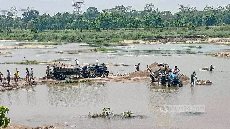 পঞ্চগড়ের তেঁতুলিয়া উপজেলার মহানন্দা নদী থেকে তোলা নুড়িপাথর বহনের কাজে অনেকে ব্যবহার করেন ট্রাক্টর