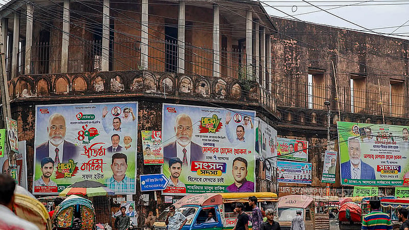 লালবাগ কেল্লার পেছনের অংশ নানা পোস্টার, ব্যানার আর ফেস্টুনে সয়লাব। এখানে দলীয় ব্যানারের সঙ্গে রয়েছে শিক্ষা প্রতিষ্ঠানের বিজ্ঞাপনও
