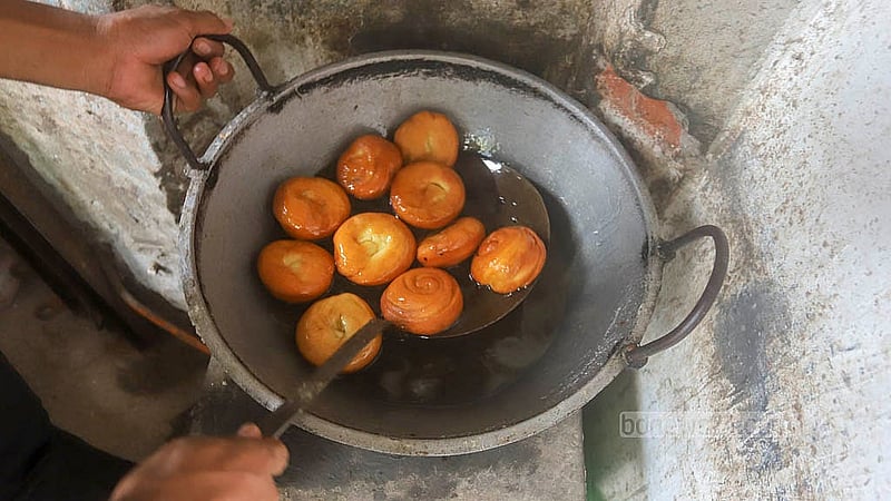 মধুবন রুটি চার-পাঁচ মিনিট তেলে ভাজা হয়। এরপর সেটি তুলে ভেজানো হয় চিনির সিরায়। ঢাকার জুরাইনের কমিশনার সড়কের বিসমিল্লাহ হোটেলের এই রুটি তৈরি করেন তিন কারিগর