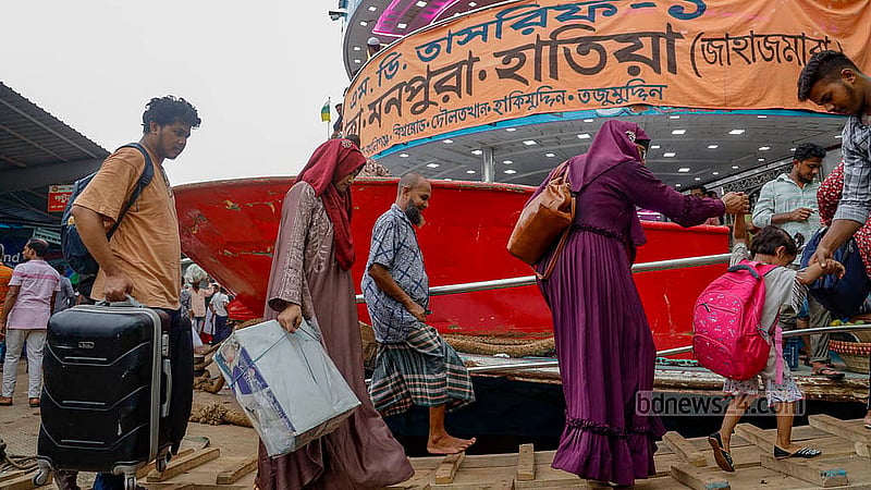 ঈদের ছুটি শুরুর দিন শুক্রবার ঢাকার সদরঘাট টার্মিনালে লঞ্চে উঠছেন যাত্রীরা