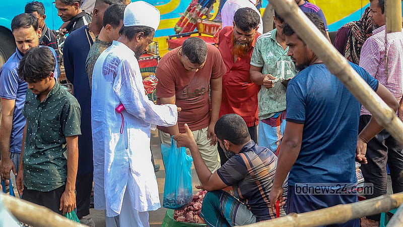 রাজধানীর নয়াবাজার এলাকায় কোরবানির মাংস সংগ্রহ করতে ভিড় করছে অনেকেই। এখানে মান অনুযায়ী প্রতিকেজি মাংস বিক্রি হচ্ছে ২০০ থেকে ৯০০ টাকায়