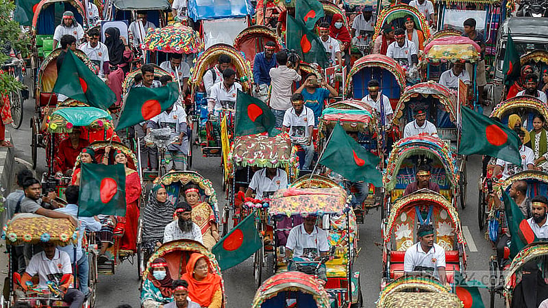 ঢাকার মানিক মিয়া এভিনিউয়ে সোমবার জুলাই গণঅভ্যুত্থানের শোভাযাত্রায় অনেকের হাতে ছিল জাতীয় পতাকা