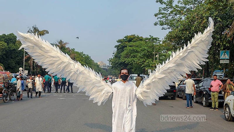 ‘নারীর ডাকে মৈত্রী যাত্রা’ কর্মসূচিতে শুক্রবার রাজধানীর মানিক মিয়া অ্যাভিনিউয়ে পাখির সাজে একজন