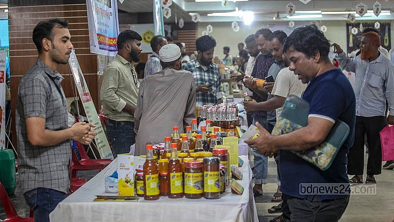 ঢাকার তেজগাঁওয়ে বিসিক ভবনে মধু মেলায় দর্শনার্থীদের ভিড়। পাঁচ দিনের এ মেলা চলবে বৃহস্পতিবার পর্যন্ত