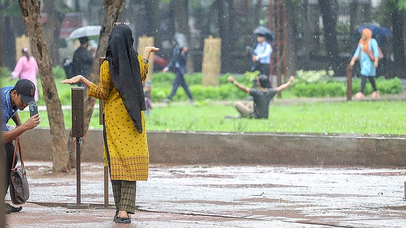 ক্লাস শেষে বের হয়ে মঙ্গলবার দুপুরের বৃষ্টিতে গা ভেজান ঢাকা বিশ্ববিদ্যালয়ের শিক্ষার্থীরা