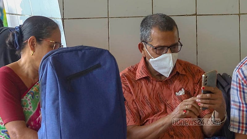 রেলযাত্রায় বয়স্ক ও অসুস্থ ব্যক্তিদের জনসমাগম এড়িয়ে চলা ও মাস্ক পরার পরামর্শ দেওয়া হয়েছে। মঙ্গলবার কমলাপুর রেলওয়ে স্টেশনে