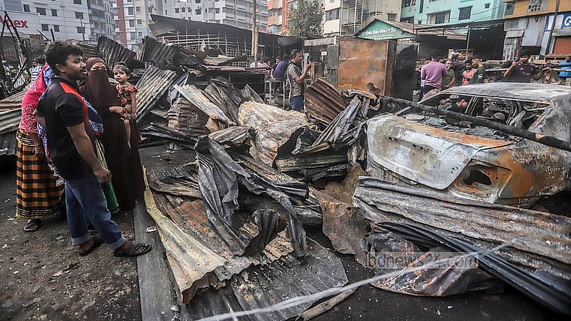 রাজধানীর খিলগাঁওয়ে তালতলা মার্কেটের কাছে আগুন লাগে শুক্রবার রাতে। শনিবার ধ্বংসস্তূপ দেখতে ভিড় করেন স্থানীয় লোকজন
