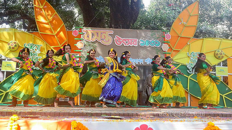 ঢাকা বিশ্ববিদ্যালয়ের চারুকলার বকুলতলায় শুক্রবার সকালে বসন্ত উৎসবে শিল্পীদের দলীয় নৃত্য পরিবেশনা
