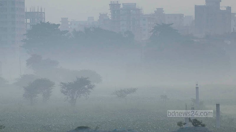 দৃশ্যমান হচ্ছে ঘন কুয়াশা, প্রকৃতিতে জানান দিচ্ছে শীতের আগমনী বার্তা। ঢাকার কেরানীগঞ্জ থেকে তোলা