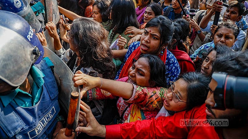 রাজধানীর কেন্দ্রীয় শহীদ মিনার থেকে সোমবার দুপুরে ‘ধর্ষণ ও নিপীড়নের বিরুদ্ধে বাংলাদেশ’ ব্যানারে সচিবালয়ে স্বরাষ্ট্র মন্ত্রণালয়ের দিকে যাওয়ার সময় শিক্ষা ভবনের সামনে পদযাত্রায় বাধা দিলে আন্দোলনকারী ও পুলিশ সদস্যদের মধ্যে ধস্তাধস্তি হয়