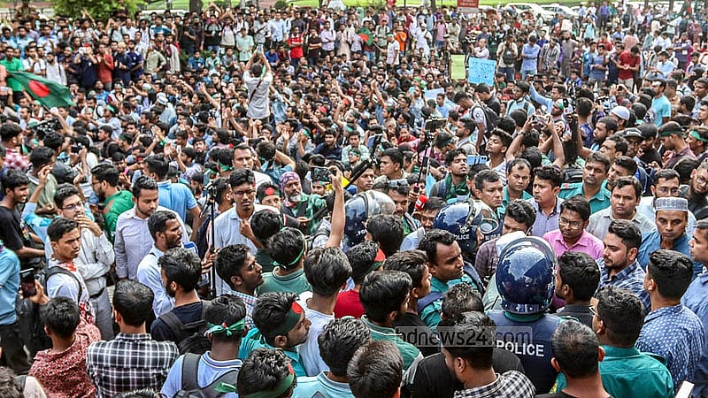 সচিবালয়ের প্রধান ফটকের সামনে আন্দোলনরত জগন্নাথ বিশ্ববিদ্যালয়ের শিক্ষার্থীদের প্রতিনিধিদের সঙ্গে কথা বলেন তথ্য উপদেষ্টা নাহিদ ইসলাম।
