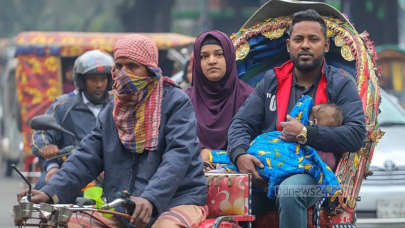 নিম্নচাপের কারণে সকাল থেকেই ঢাকার আকাশ কুয়াশাচ্ছন্ন থাকায় ঠান্ডা অনুভূত হয়েছে দিনভর। ঘরের বাইরে আসা ছোট-বড় সবাই প্রস্তুতি নিয়েই বের হয়েছেন
