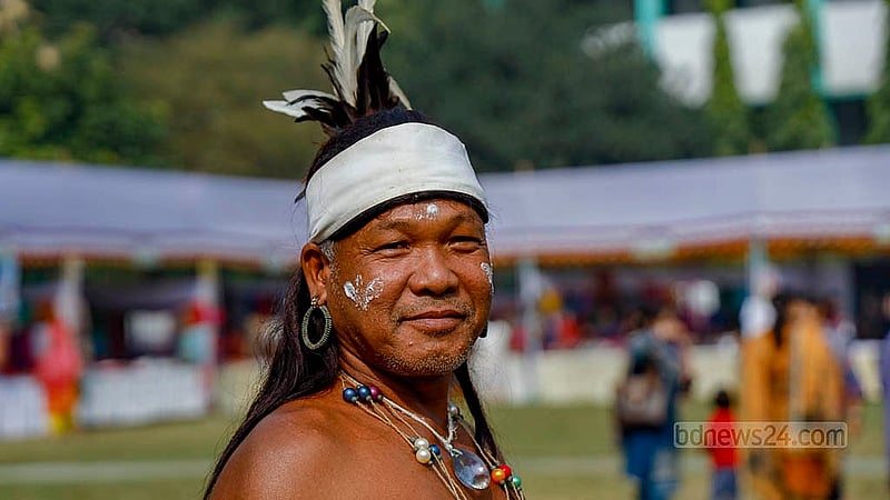 লালমাটিয়া হাউজিং সোসাইটি স্কুল অ্যান্ড কলেজ মাঠে শুক্রবার ওয়ানগালা উৎসবে ঐতিহ্যবাহী পোশাক ও দমি (পালকের তৈরি) পরে এক গারো পুরুষ