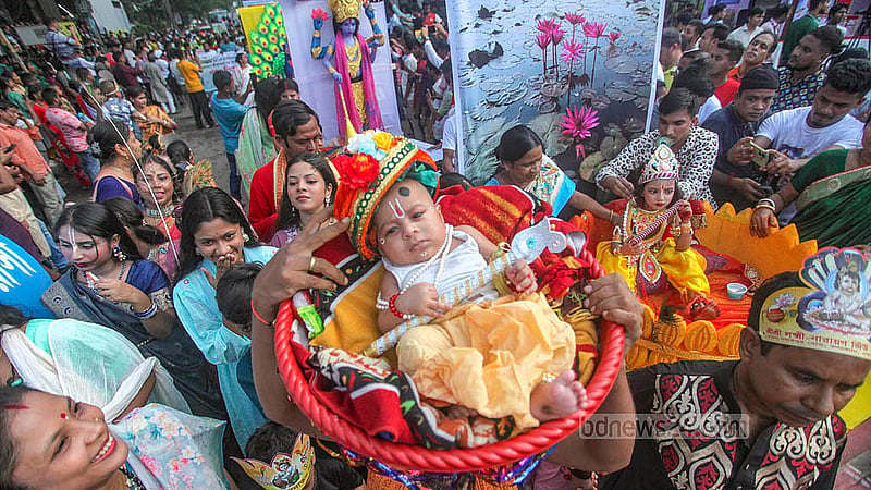 রাজধানীতে শনিবার জন্মাষ্টমীর শোভাযাত্রায় কৃষ্ণ সাজে এক শিশু