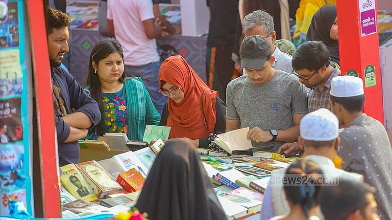 আন্তর্জাতিক মাতৃভাষা দিবসে বইমেলার স্টল ঘুরে ঘুরে পছন্দের বই কেনেন বইপ্রেমীরা