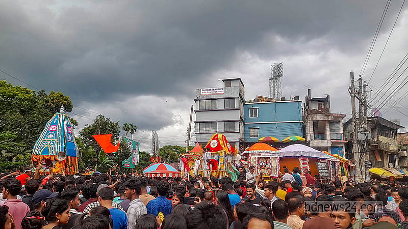 সিলেট নগরীতে রথযাত্রায় অংশগ্রহণ করেন সনাতন ধর্মাবলম্বী নানা বয়েসি মানুষ