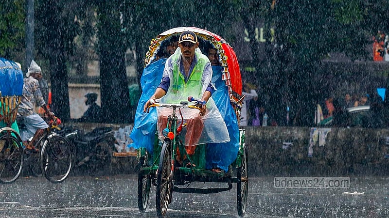 ঢাকা বিশ্ববিদ্যালয় এলাকায় বৃষ্টি থেকে বাঁচতে পলিথিন গায়ে এক রিকশা চালক