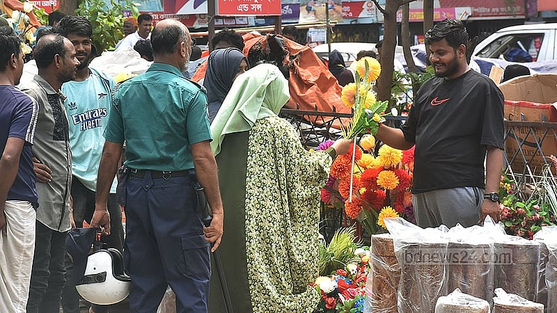 চট্টগ্রাম লালদিঘী এলাকায় জব্বারের বলী খেলা ঘিরে আয়োজিত মেলায় পণ্য নিয়ে সড়কের পাশে বসা দোকানিদের তুলে দিয়েছে পুলিশ