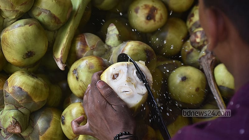 চট্টগ্রাম নগরীর বিআরটিসি এলাকায় তালশাঁস বেচছেন এক ব্যবসায়ী
