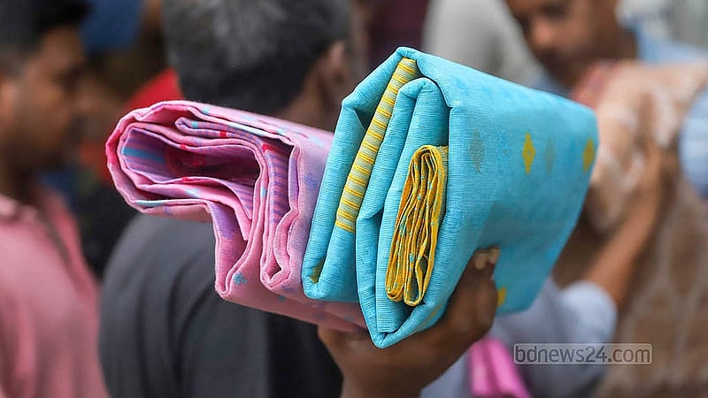 নারায়ণগঞ্জের রূপগঞ্জের নোয়াপাড়ায় সাপ্তাহিক জামদানি শাড়ির হাটে শাড়ি হাতে তাঁতিরা
