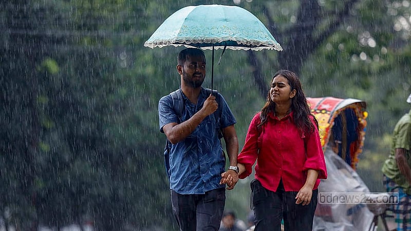তীব্র গরমের মধ্যে সোমবার দুপুরে রাজধানীতে নামে বৃষ্টি। ঢাকা বিশ্ববিদ্যালয়ে বৃষ্টির মধ্যেই নেমে পড়েন অনেকে। কারও মাথায় ছিল ছাতা, কেউবা ছাতা ছাড়াই ভিজেছেন