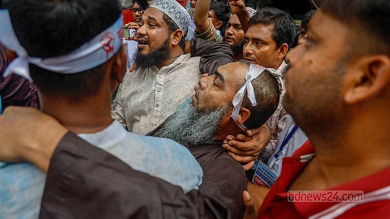 জাতীয় প্রেস ক্লাবের সামনে থেকে বুধবার দুপুরে মিছিল বের করেন স্বতন্ত্র এবতেদায়ী মাদ্রাসা শিক্ষকরা। পরে পুলিশ তাদের মিছিলে সাউন্ড গ্রেনেড ও জলকামান নিক্ষেপ করে। সেসময় অনেক শিক্ষক আহত হন