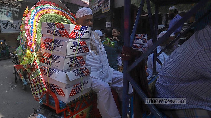 শবে বরাত উপলক্ষে আপনজনদের দিতে চকবাজার থেকে নকশা করা পাউরুটি কিনে নিয়ে যাচ্ছেন একজন