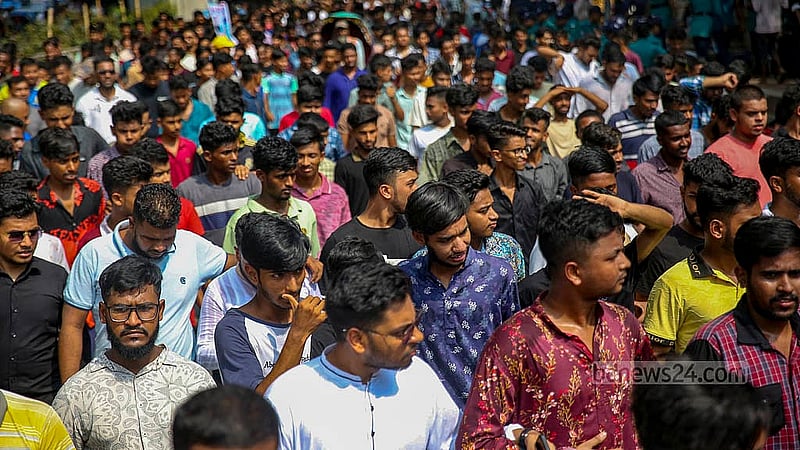 আওয়ামী লীগের ৭৫তম প্রতিষ্ঠাবার্ষিকী উপলক্ষে রোববার দুপুর থেকে ঢাকা বিশ্ববিদ্যালয় এলাকায় ঢল নামে নেতাকর্মীদের