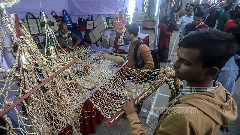 ঢাকার তেজগাঁওয়ে পাটপণ্য মেলায় পাটের তৈরি নানা জিনিস ঘুরে ঘুরে দেখছেন বিভিন্ন বয়েসি মানুষ