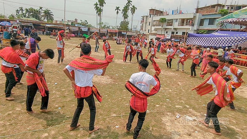 পার্বত্য চট্টগ্রামের প্রধান সামাজিক উৎসব বৈসাবি উপলক্ষে মঙ্গলবার খাগড়াছড়ি শহরে শোভাযাত্রা শেষে নিউজিল্যান্ড মাঠে গরিয়া নৃত্য পরিবেশন করেন ত্রিপুরা তরুণরা