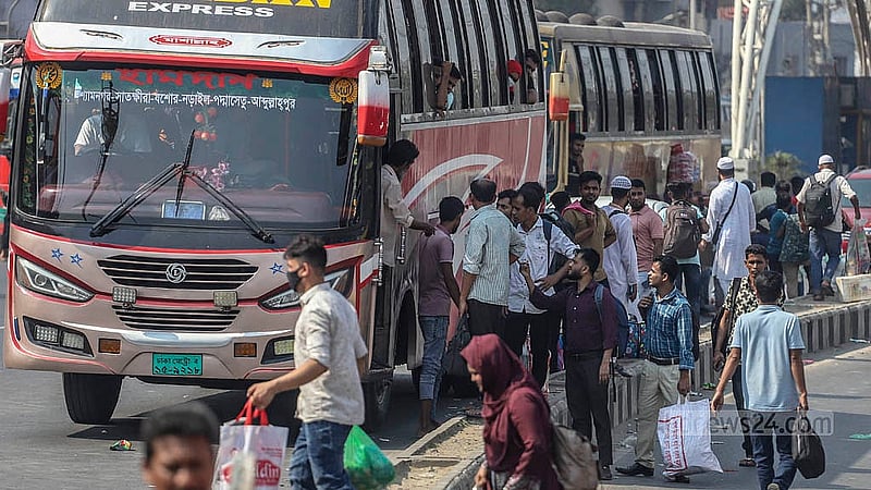 লম্বা ছুটি ঘিরে গত কয়েকদিন ধরেই ঢাকা ছাড়ছে মানুষ। রাজধানীর দোলাইরপাড় শুক্রবার বাসের অপেক্ষায় দক্ষিণাঞ্চলের যাত্রীরা