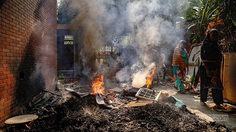 ধানমন্ডি ৫-এ শেখ হাসিনার বাসভবন সুধা সদনের প্রবেশ ফটকের সামনে বৃহস্পতিবার সকালেও জ্বলে আগুন