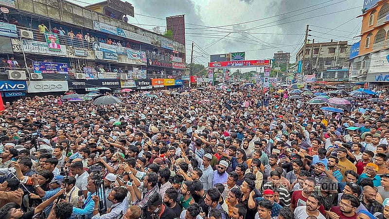 ফরিদপুর শহরের জনতা ব্যাংক মোড়ে বৃহস্পতিবার এনসিপির পথসভায় নেতাকর্মীদের ভিড়