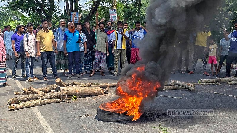 সীমানা পুনর্নির্ধারণে ফরিদপুর-৪ আসন থেকে দুটি ইউনিয়ন সরিয়ে নেওয়ার প্রতিবাদে বুধবার ভাঙ্গার হামিরদী ইউনিয়ন এলাকায় ঢাকা-বরিশাল মহাসড়কে টায়ারে আগুন জ্বালিয়ে বিক্ষোভ করেন স্থানীয়রা