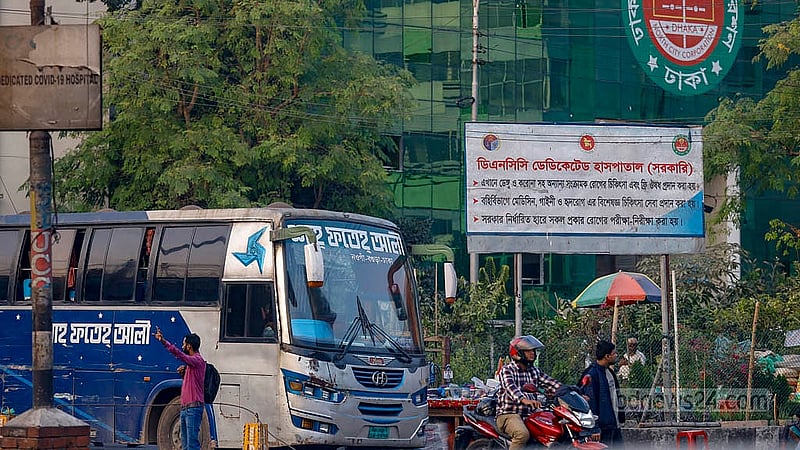 মহাখালীতে ডিএনসিসির কোভিড ডেডিকেটেড হাসপাতালের সামনের রাস্তায় একটি লেনে রাখা হয়েছে বাস। অথচ এই লেন দিয়ে টার্মিনালে ঢোকার কথা দূরপাল্লার বাসগুলোর