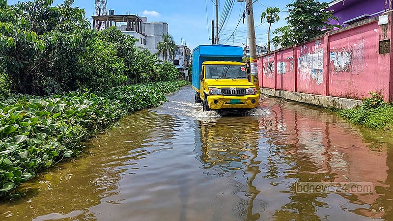 কুমিল্লার চাঁনপুরে দীর্ঘ সময় ধরে জলাবদ্ধতার কারণে সড়কের একপাশে হয়েছে কচুরিপানা, তার পাশ দিয়েই চলাচল করছে যানবাহন