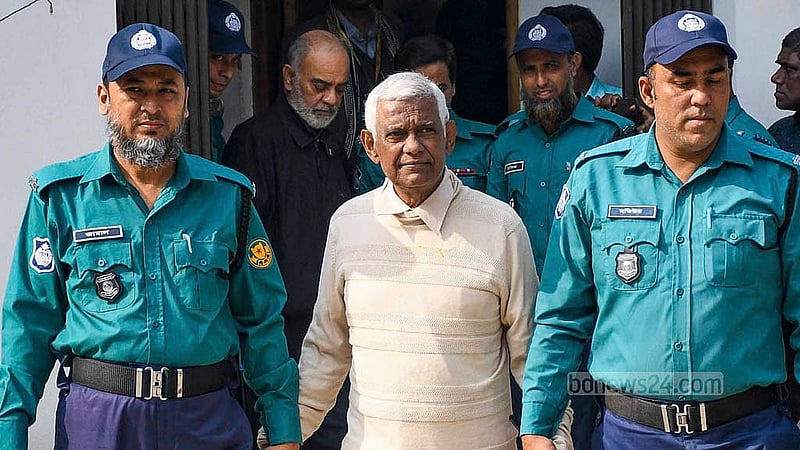 আন্তর্জাতিক অপরাধ ট্রাইব্যুনালে মঙ্গলবার শুনানি শেষে কারাগারে নিয়ে যাওয়া হচ্ছে অবসরপ্রাপ্ত বিচারপতি এএইচএম শামসুদ্দিন চৌধুরী মানিককে।