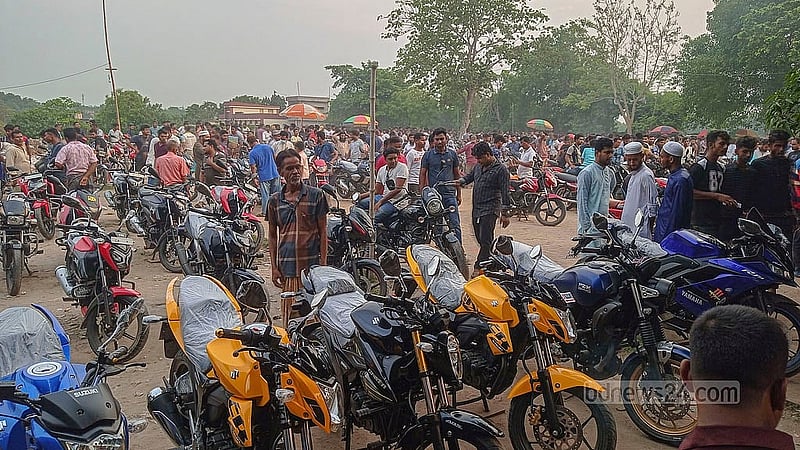 চুয়াডাঙ্গার আলমডাঙ্গার পুরনো মোটরসাইকেলের হাটে আসেন আশেপাশের জেলার মানুষেরাও