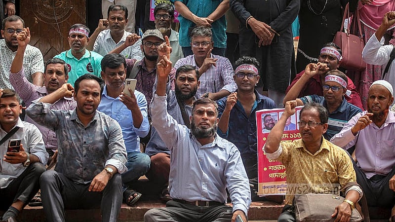 ঢাকায় কেন্দ্রীয় শহীদ মিনার প্রাঙ্গণে শনিবার ‘প্রাথমিক সহকারী শিক্ষক সংগঠন ঐক্য পরিষদের’ মহাসমাবেশে বিভিন্ন জেলা থেকে যোগ দেন শিক্ষকরা