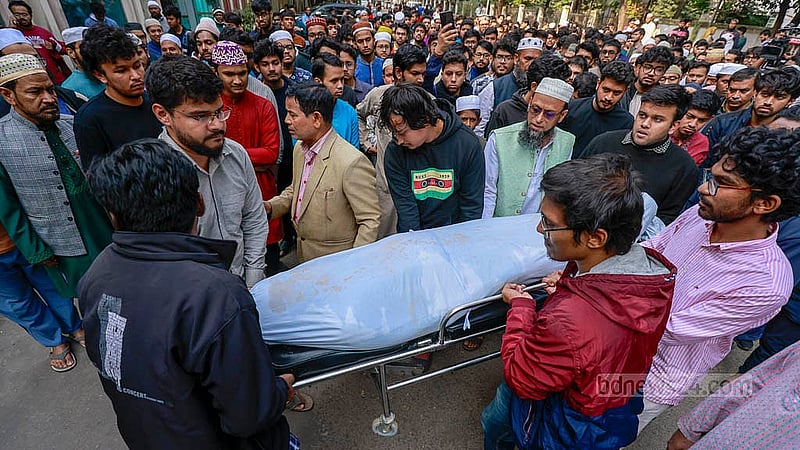 পূর্বাচল উপশহরের ৩০০ ফুট সড়কে বৃহস্পতিবার গভীররাতে প্রাইভেট কার চাপায় নিহত বুয়েট শিক্ষার্থী মুহতাসিম মাসুদের মৃতদেহ অ্যাম্বুলেন্স করে ক্যাম্পাসে আনা হয় জানাজার জন্য