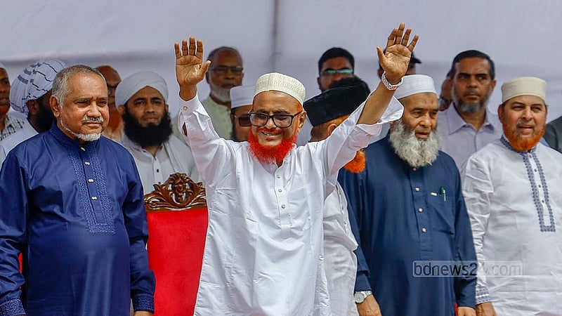 ১৩ বছর পর কারামুক্ত হয়ে বুধবার সকালে রাজধানীর শাহবাগে দলের নেতা কর্মীদের উদ্দেশে হাত নেড়ে শুভেচ্ছা জানান জামায়াতে ইসলামীর নেতা এ টি এম আজহারুল ইসলাম