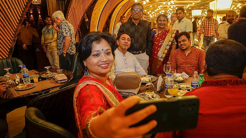 বিডিনিউজ টোয়েন্টিফোর ডটকমের ১৯ বছর পূর্তি সামনে রেখে শনিবার ‘ফ্যামিলি ডে’র আয়োজনে এসেছিলেন সাবেক সহকর্মীরাও।