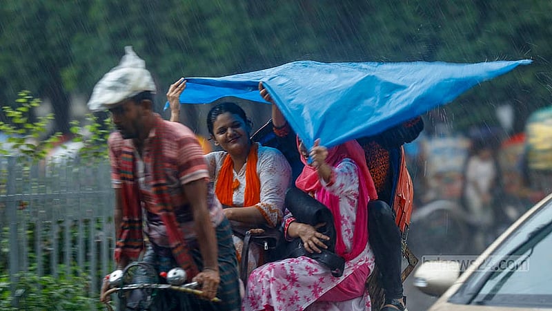 ঘূর্ণিঝড় দানার প্রভাবে বৃহস্পতিবার দিনভর বৃষ্টিতে বিপাকে পড়েন অনেকেই। বৃষ্টি মাথায় পলিথিন মুড়িয়ে রিকশায় গন্তব্যর পথে অনেকেই