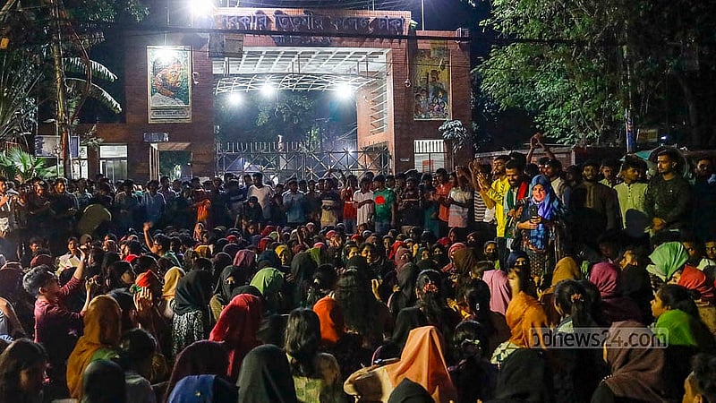সরকারি তিতুমীর কলেজকে বিশ্ববিদ্যালয় করার দাবিতে সোমবার পাঁচ ঘণ্টা সড়ক ও রেলপথ আটকে বিক্ষোভের পর সন্ধ্যায় ফের কলেজের সামনে সড়ক অবরোধ করেন শিক্ষার্থীরা